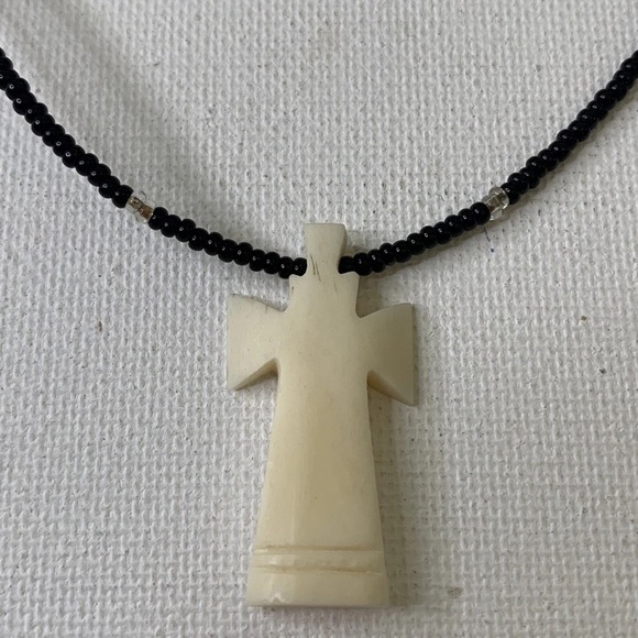 Vintage Bovine Bone Carved Cross Pendant Necklace w Black Glass Seed Beads 18" - Picture 12 of 12